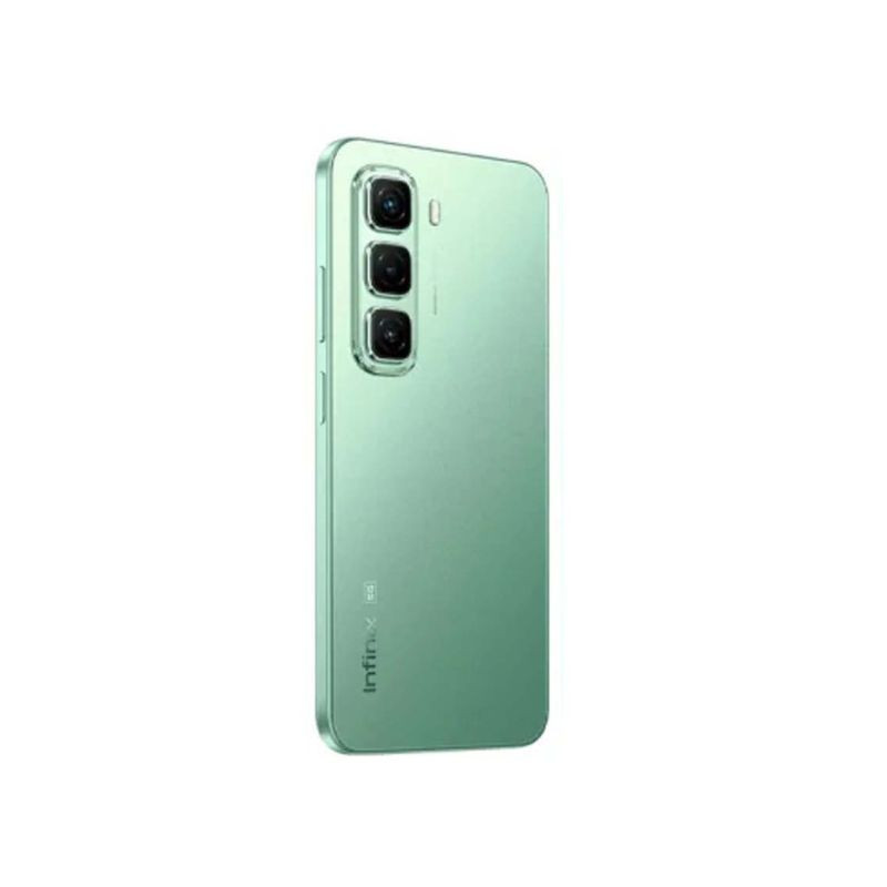 Vue rapprochée du dos du smartphone Infinix Hot 50 FF vert, mettant en évidence le module photo triple et le logo Infinix style=